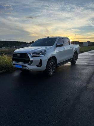 TOYOTA HILUX 2.8 D-4D TURBO DIESEL CD SRX 4X4 AUTOMÁTICO